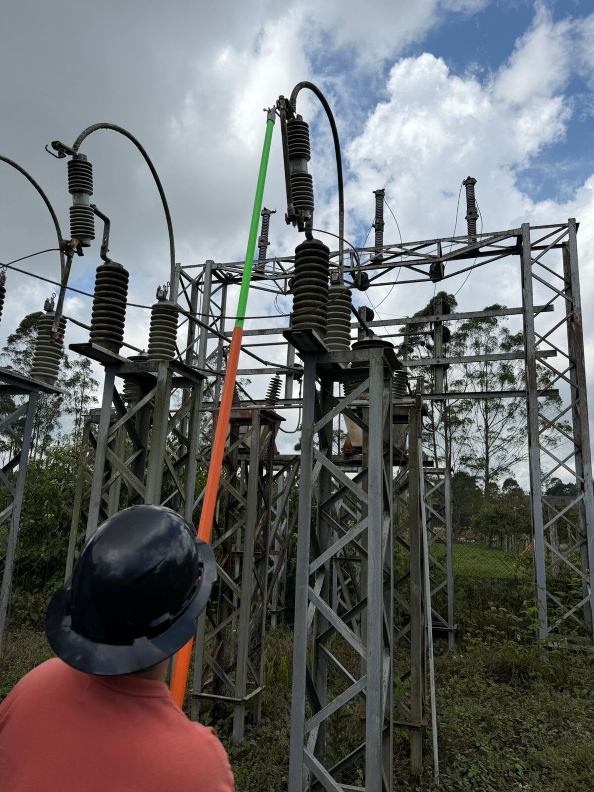 Maniobra de mantenimiento en subestación eléctrica con pértiga
