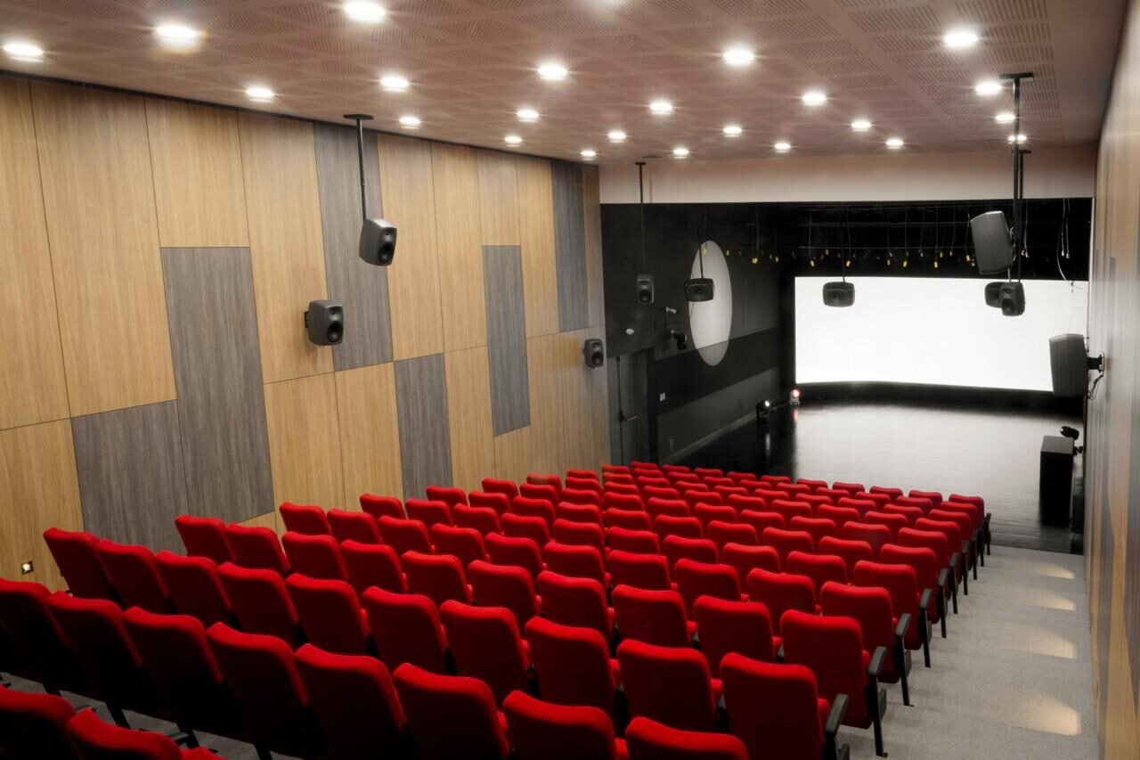 Auditorio del Estudio 1 de RTVC renovado, con silletería roja y paneles acústicos