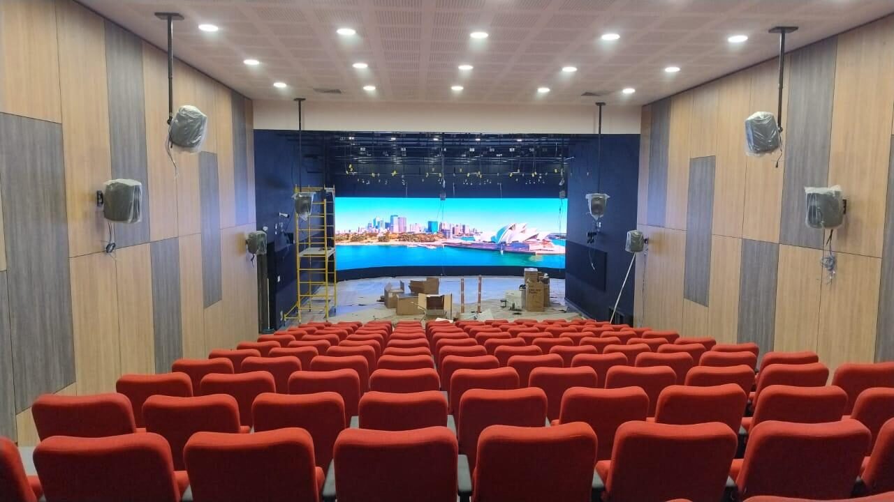 Pantalla LED instalada en el Estudio 1 de RTVC