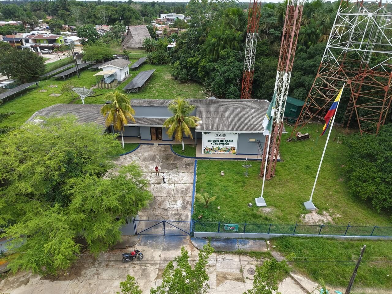 Vista aérea de la estación de RTVC en Leticia con torre de transmisión